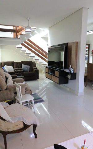 Casa à venda com 248m², 5 quartos e 3 vagasSala