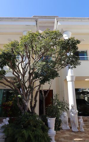 Casa à venda com 248m², 5 quartos e 3 vagasFachada