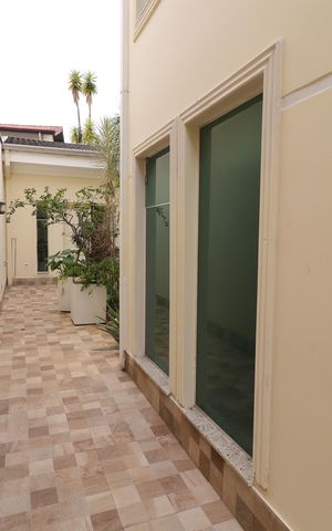 Casa à venda com 248m², 5 quartos e 3 vagasCorredor lateral esquero