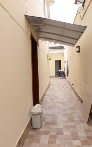 Casa à venda com 248m², 5 quartos e 3 vagasCorredor lateral direito