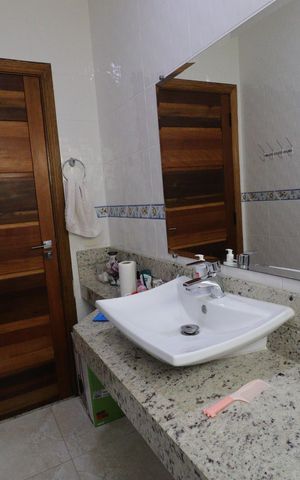 Casa à venda com 248m², 5 quartos e 3 vagasBanheiro social