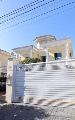 Casa à venda com 248m², 5 quartos e 3 vagasFachada