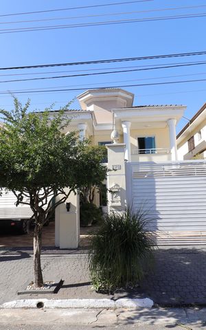 Casa à venda com 248m², 5 quartos e 3 vagasFachada