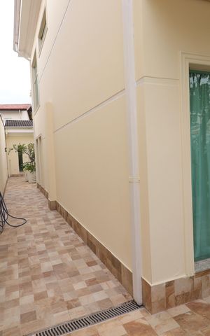 Casa à venda com 248m², 5 quartos e 3 vagasCorredor lateral esquero