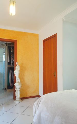 Casa à venda com 300m², 5 quartos e 2 vagassuite