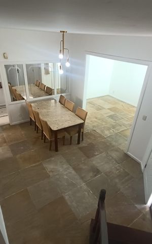 Casa para alugar com 189m², 5 quartos e 1 vaga Casa para alugar com 189m², 5 quartos e 1 vagaSala