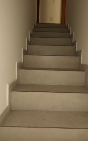 Casa à venda com 143m², 2 quartos e 2 vagasEscada