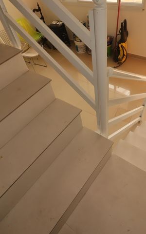 Casa à venda com 143m², 2 quartos e 2 vagasEscada