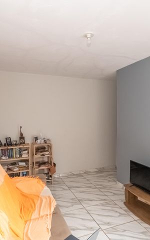 Casa à venda com 160m², 2 quartos e 3 vagas Casa à venda com 160m², 2 quartos e 3 vagasSala