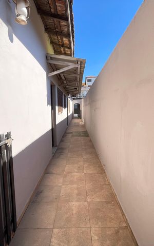 Casa à venda com 69m², 2 quartos e 2 vagasCorredor lateral