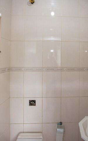 Casa à venda com 260m², 5 quartos e 3 vagasBanheiro 1