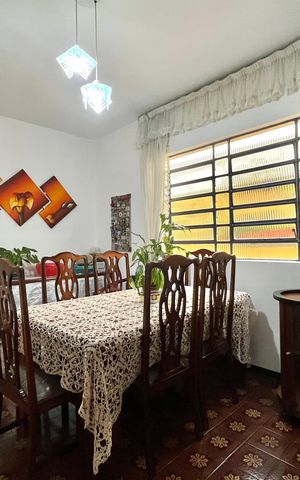 Casa à venda com 160m², 5 quartos e 2 vagas Casa à venda com 160m², 5 quartos e 2 vagasSala de Jantar