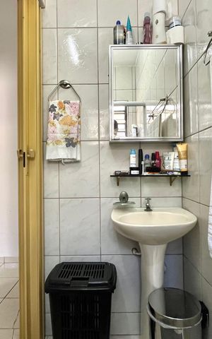 Casa à venda com 160m², 5 quartos e 2 vagas Casa à venda com 160m², 5 quartos e 2 vagasBanheiro Corredor