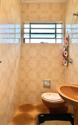 Casa à venda com 160m², 5 quartos e 2 vagas Casa à venda com 160m², 5 quartos e 2 vagasLavabo