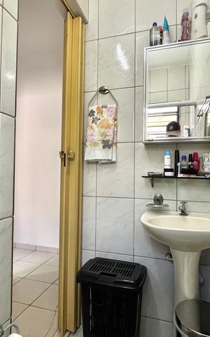 Casa à venda com 160m², 5 quartos e 2 vagas Casa à venda com 160m², 5 quartos e 2 vagasBanheiro Corredor