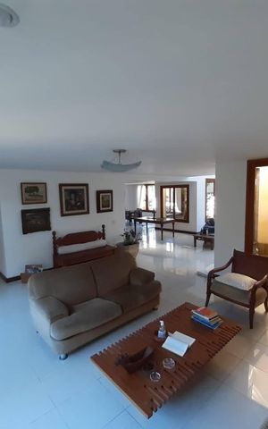 Casa à venda com 538m², 5 quartos e 3 vagas Casa à venda com 538m², 5 quartos e 3 vagasSala