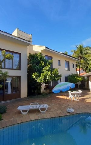 Casa à venda com 538m², 5 quartos e 3 vagas Casa à venda com 538m², 5 quartos e 3 vagasÁrea externa