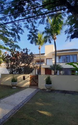 Casa à venda com 538m², 5 quartos e 3 vagas Casa à venda com 538m², 5 quartos e 3 vagasFachada