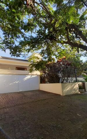 Casa à venda com 538m², 5 quartos e 3 vagas Casa à venda com 538m², 5 quartos e 3 vagasÁrea externa