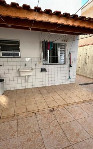 Casa à venda com 222m², 6 quartos e 2 vagas Casa à venda com 222m², 6 quartos e 2 vagasÁrea externa