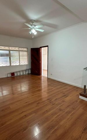 Casa à venda com 222m², 6 quartos e 2 vagas Casa à venda com 222m², 6 quartos e 2 vagasSala - Casa 1