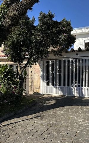Casa à venda com 222m², 6 quartos e 2 vagas Casa à venda com 222m², 6 quartos e 2 vagasFachada