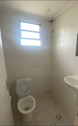 Casa à venda com 64m², 2 quartos e 5 vagas Casa à venda com 64m², 2 quartos e 5 vagasBanheiro