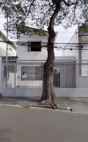 Casa à venda com 200m², 3 quartos e 4 vagas Casa à venda com 200m², 3 quartos e 4 vagasFachada