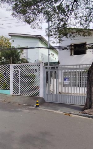 Casa à venda com 200m², 3 quartos e 4 vagas Casa à venda com 200m², 3 quartos e 4 vagasFachada