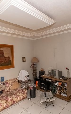 Casa à venda com 80m², 2 quartos e 2 vagas Casa à venda com 80m², 2 quartos e 2 vagasSala