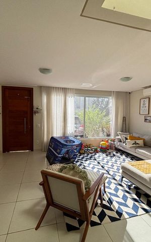 Casa de condomínio à venda com 172m², 3 quartos e 2 vagas Casa de condomínio à venda com 172m², 3 quartos e 2 vagasSala