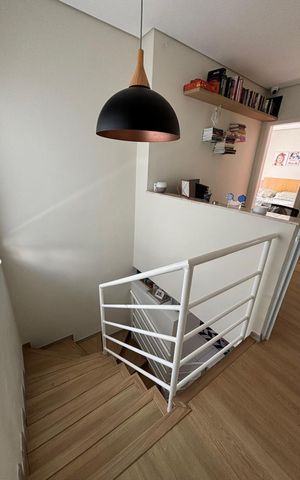 Casa de condomínio à venda com 172m², 3 quartos e 2 vagas Casa de condomínio à venda com 172m², 3 quartos e 2 vagasEscada