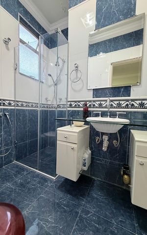 Casa à venda com 300m², 4 quartos e 2 vagas Casa à venda com 300m², 4 quartos e 2 vagasBanheiro