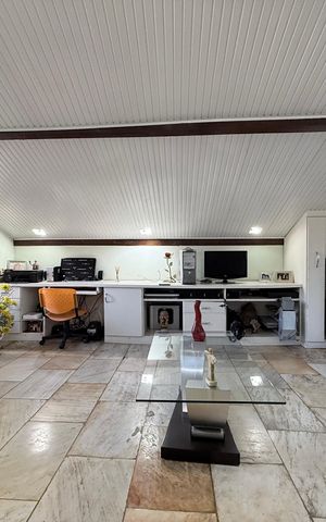 Casa à venda com 300m², 4 quartos e 2 vagas Casa à venda com 300m², 4 quartos e 2 vagasQuarto