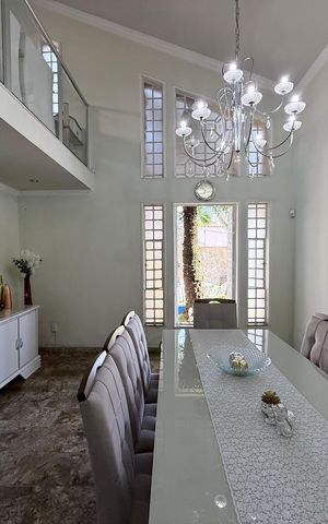 Casa à venda com 300m², 4 quartos e 2 vagas Casa à venda com 300m², 4 quartos e 2 vagasSala de Jantar