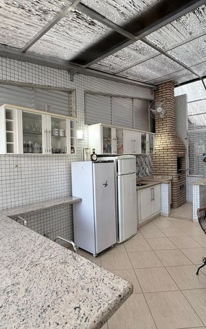 Casa à venda com 300m², 4 quartos e 2 vagas Casa à venda com 300m², 4 quartos e 2 vagasÁrea Lazer