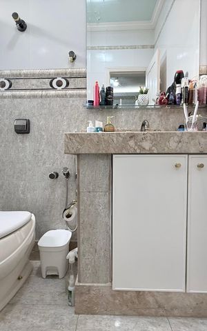 Casa à venda com 300m², 4 quartos e 2 vagas Casa à venda com 300m², 4 quartos e 2 vagasBanheiro