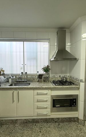 Casa à venda com 300m², 4 quartos e 2 vagas Casa à venda com 300m², 4 quartos e 2 vagasCozinha