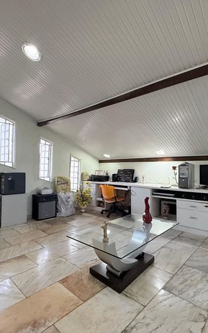 Casa à venda com 300m², 4 quartos e 2 vagas Casa à venda com 300m², 4 quartos e 2 vagasQuarto