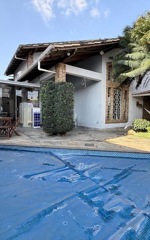 Casa à venda com 300m², 4 quartos e 2 vagas Casa à venda com 300m², 4 quartos e 2 vagasPiscina