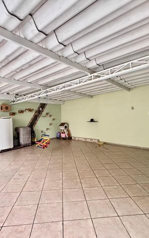 Casa à venda com 146m², 2 quartos e 6 vagas Casa à venda com 146m², 2 quartos e 6 vagasGaragem