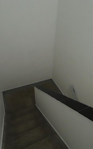 Casa para alugar com 108m², 2 quartos e 1 vagaEscada
