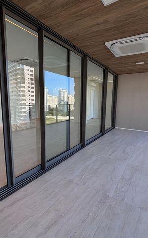 Apartamento para alugar com 194m², 4 quartos e 3 vagas Apartamento para alugar com 194m², 4 quartos e 3 vagasVaranda