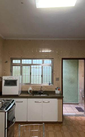 Casa à venda com 250m², 4 quartos e 2 vagas Casa à venda com 250m², 4 quartos e 2 vagasCozinha