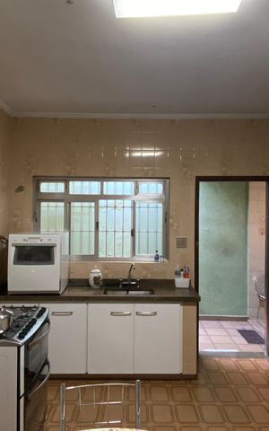 Casa à venda com 250m², 4 quartos e 2 vagas Casa à venda com 250m², 4 quartos e 2 vagasCozinha