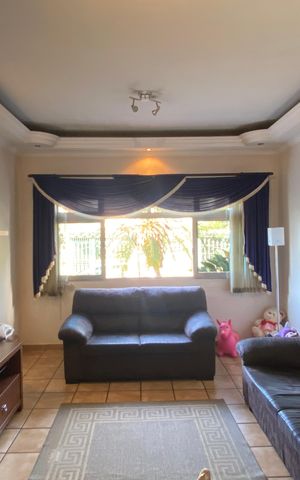 Casa à venda com 250m², 4 quartos e 2 vagas Casa à venda com 250m², 4 quartos e 2 vagasSala