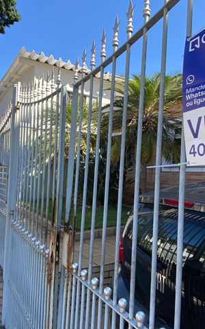 Casa à venda com 250m², 4 quartos e 2 vagas Casa à venda com 250m², 4 quartos e 2 vagasFachada