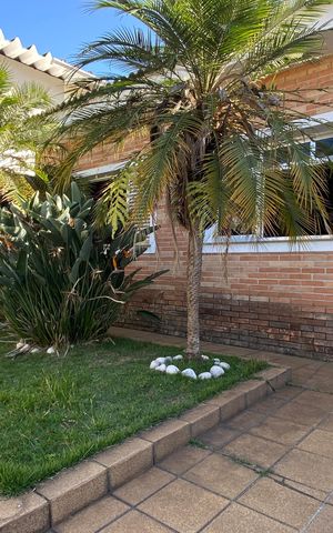 Casa à venda com 250m², 4 quartos e 2 vagas Casa à venda com 250m², 4 quartos e 2 vagasGaragem