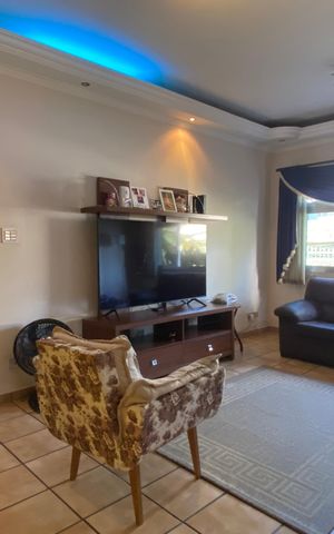 Casa à venda com 250m², 4 quartos e 2 vagas Casa à venda com 250m², 4 quartos e 2 vagasSala