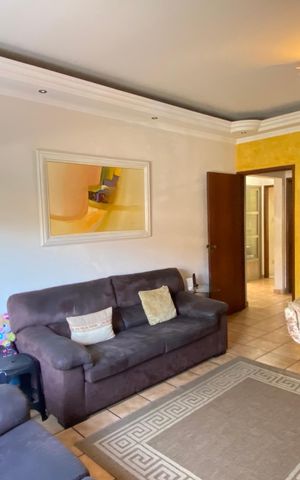 Casa à venda com 250m², 4 quartos e 2 vagas Casa à venda com 250m², 4 quartos e 2 vagasSala